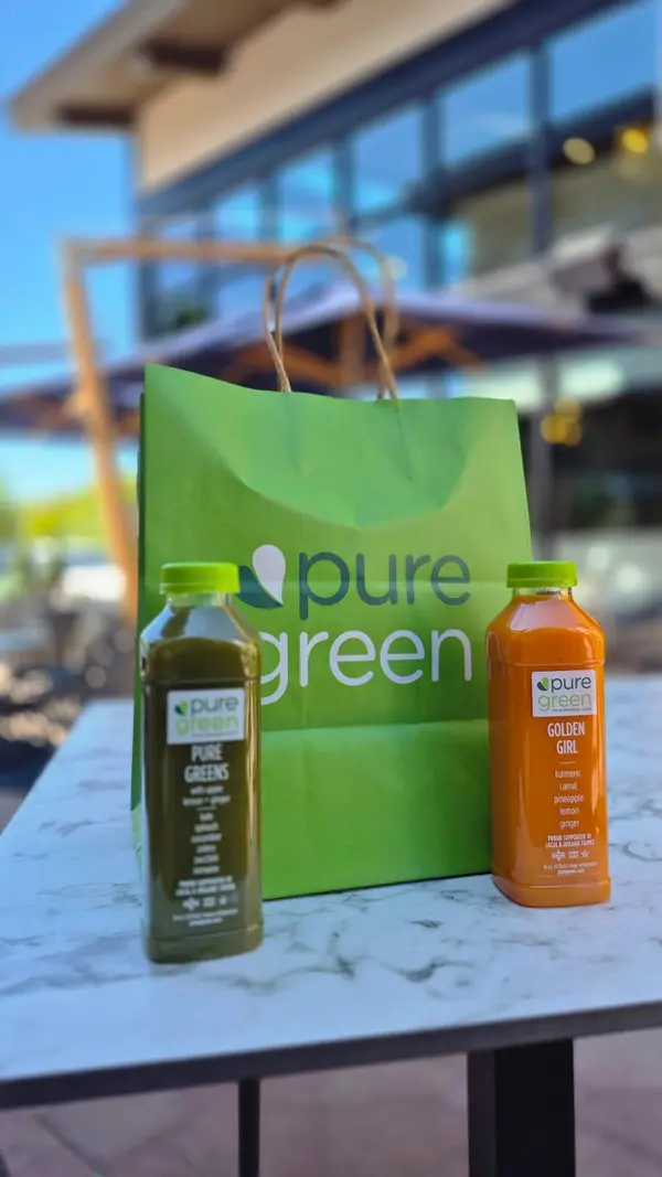 Pure Green Aventura bag with fresh cold-pressed juices