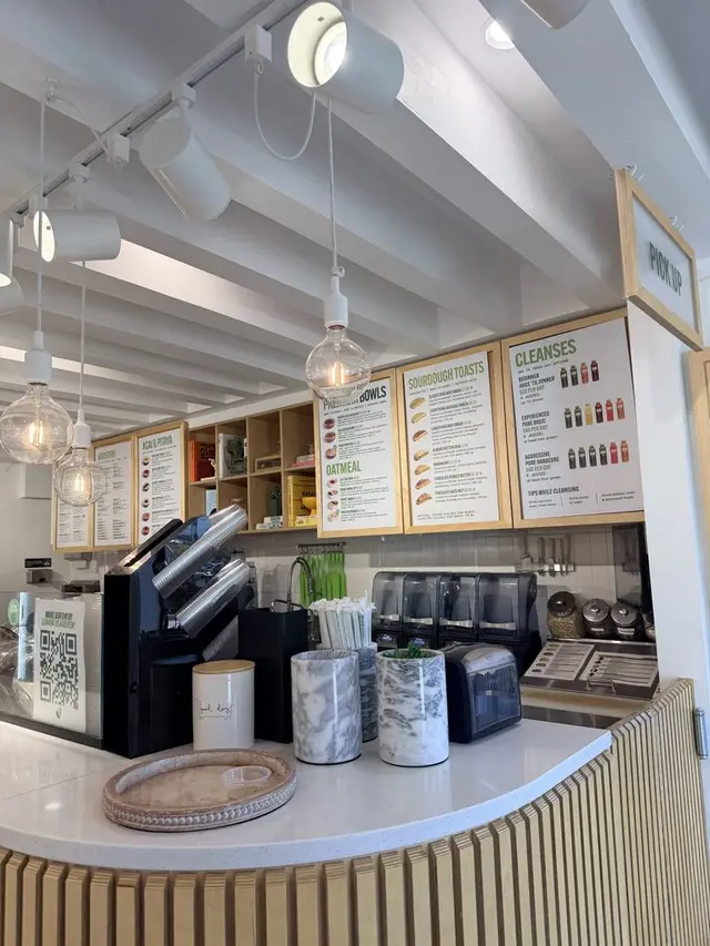 The order counter and cleanse menu boards at Pure Green Dupont Circle