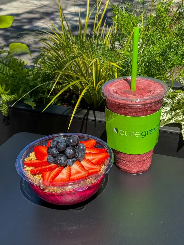 An acai bowl and a smoothie on the patio table at Pure Green Lakeview