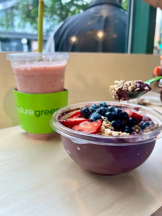 An acai bowl and a smoothie at the window at Pure Green Oak Park
