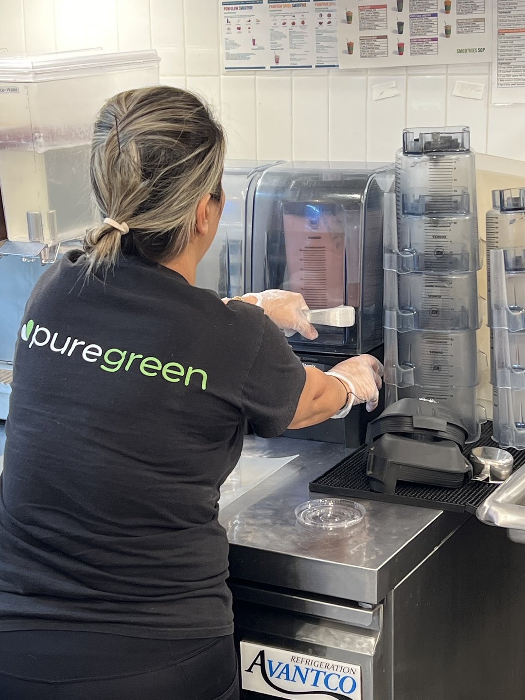 Pure Green Sawgrass Mills team member blending a fresh smoothie